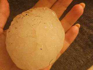Una palla di grandine caduta in Brianza nella notta (foto via social) Una palla di grandine caduta in Brianza nella notta (foto via social)