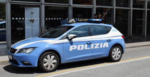 Non si ferma all'alt della polizia e aggredisce un agente: arrestato