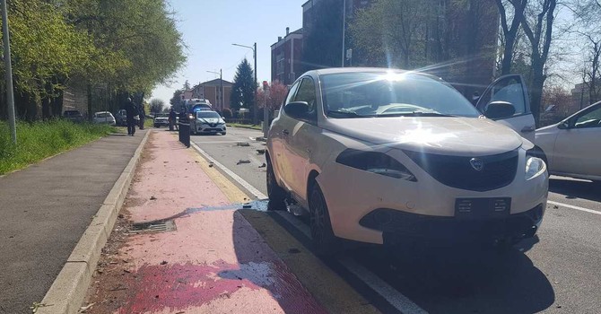 Viale Stelvio, la trappola della disattenzione: mezza dozzina di schianti contro il pilomat in 18 mesi Viale Stelvio, la trappola della disattenzione: mezza dozzina di schianti contro il pilomat in 18 mesi