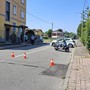 Incidente tra auto e motociclo in via Domodossola, nella zona di Borsano. Autista in fuga dopo lo scontro