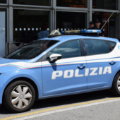 Non si ferma all'alt della polizia e aggredisce un agente: arrestato