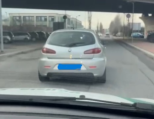 Il mezzo in fuga, inquadrato dall auto della Polizia Locale