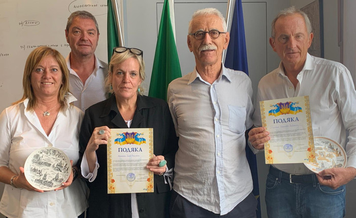 «Grazie per averci aiutato ad aiutare»: omaggio a Busto per l’accoglienza ai bambini ucraini
