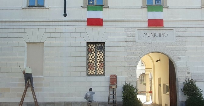 Busto, per il 25 aprile via le scritte dalla facciata del municipio