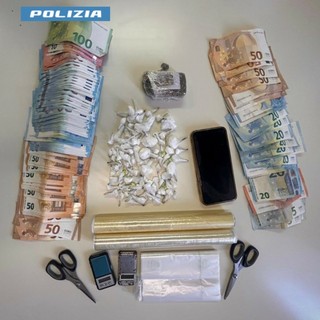 Il materiale sequestrato dalla polizia di Stato di Gallarate