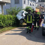 Scontro tra due auto a Varese, una finisce sulla siepe di una recinzione