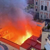 Incendio all'alba a Napoli, in fiamme il Teatro Sannazaro Incendio all'alba a Napoli, in fiamme il Teatro Sannazaro