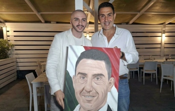 Il 135esimo ritratto di Restivo: Vannacci. Quadro consegnato al Generale Il 135esimo ritratto di Restivo: Vannacci. Quadro consegnato al Generale