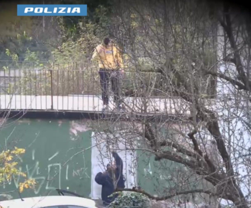 Spaccio con "lancio" della droga dal terrazzo. Due pusher arrestati dalla polizia di Busto Spaccio con "lancio" della droga dal terrazzo. Due pusher arrestati dalla polizia di Busto