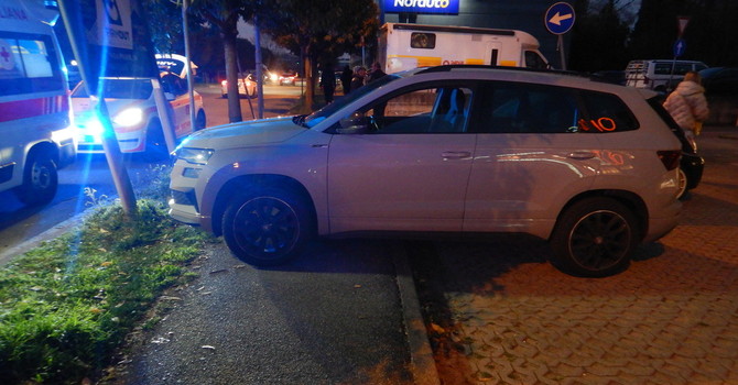 Ragazzino si sposta al volante e l’auto finisce sul marciapiede: paura per quattro bimbi a Olgiate Ragazzino si sposta al volante e l’auto finisce sul marciapiede: paura per quattro bimbi a Olgiate