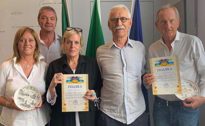 «Grazie per averci aiutato ad aiutare»: omaggio a Busto per l’accoglienza ai bambini ucraini