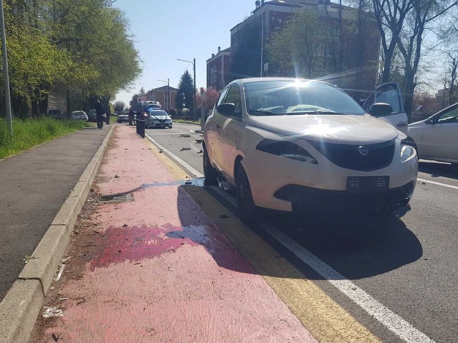 Viale Stelvio, la trappola della disattenzione: mezza dozzina di schianti contro il pilomat in 18 mesi