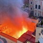 Incendio all'alba a Napoli, in fiamme il Teatro Sannazaro
