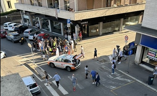 I primi soccorsi in via Carcano (foto inviata in redazione da una nostra lettrice) I primi soccorsi in via Carcano (foto inviata in redazione da una nostra lettrice)