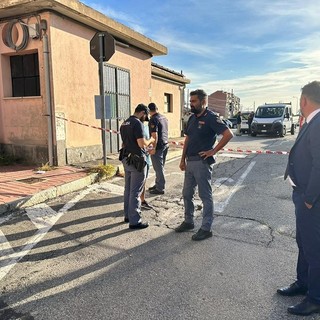 Operai travolti e uccisi dal treno, lo sgomento nel Torinese: «Scena indescrivibile, resti sparsi per 500 metri»