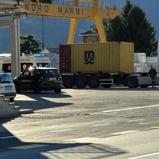 Cade dal cassone di un autocarro, operaio muore nel Verbano Cusio Ossola