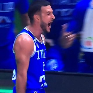 Marco Spissu esulta: l'Italbasket batte la Serbia