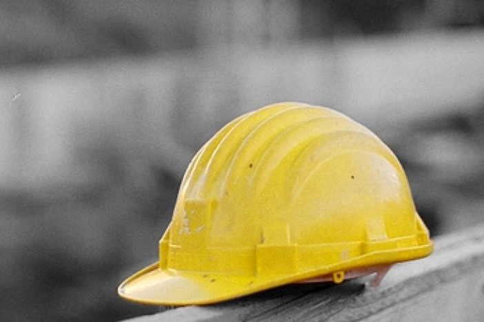 Tragedia sul lavoro, operaio di 48 anni precipita da otto metri e muore Tragedia sul lavoro, operaio di 48 anni precipita da otto metri e muore