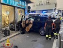Con l'auto dentro una vetrina: muoiono marito e moglie a Milano