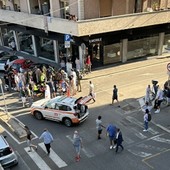 I primi soccorsi in via Carcano (foto inviata in redazione da una nostra lettrice) I primi soccorsi in via Carcano (foto inviata in redazione da una nostra lettrice)