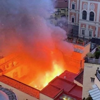 Incendio all'alba a Napoli, in fiamme il Teatro Sannazaro