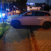 Ragazzino si sposta al volante e l’auto finisce sul marciapiede: paura per quattro bimbi a Olgiate