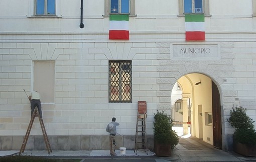 Busto, per il 25 aprile via le scritte dalla facciata del municipio