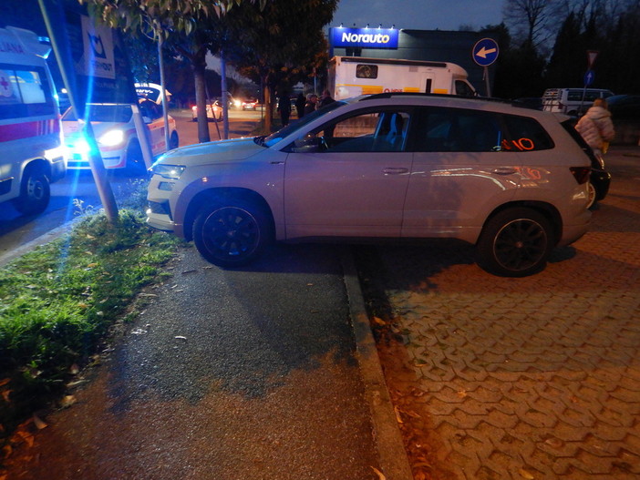 Ragazzino si sposta al volante e l’auto finisce sul marciapiede: paura per quattro bimbi a Olgiate