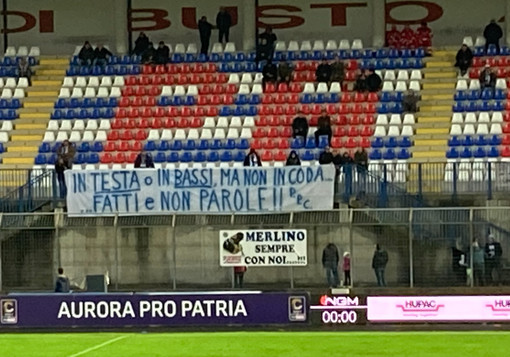 “In Testa o in Bassi, ma non in coda”: lo striscione che fotografa la crisi “In Testa o in Bassi, ma non in coda”: lo striscione che fotografa la crisi