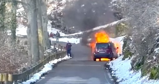 Le immagini dell'incendio in un video (da Facebook)