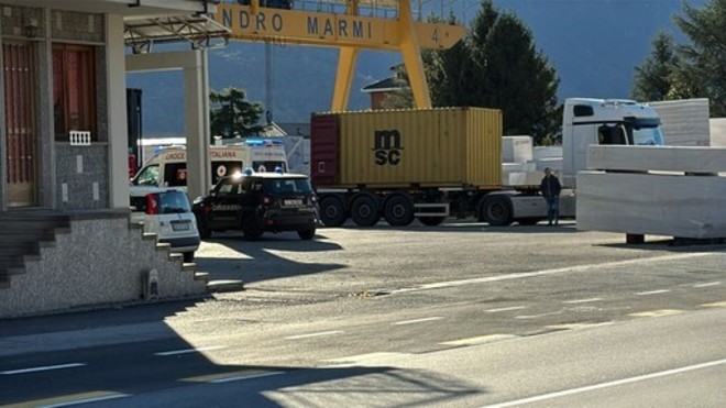 Cade dal cassone di un autocarro, operaio muore nel Verbano Cusio Ossola