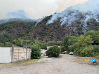 Alcune immagini dell'incendio pubblicata da OssolaNews.it Alcune immagini dell'incendio pubblicata da OssolaNews.it