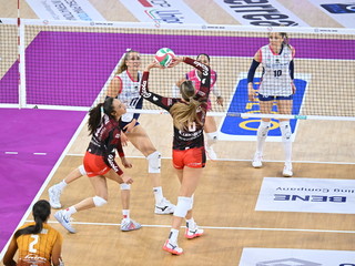 Scandicci-Uyba 3-1: alcune fasi del match (foto Lega Volley Femminile serie A) Scandicci-Uyba 3-1: alcune fasi del match (foto Lega Volley Femminile serie A)