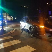 Incidente tra via Mazzini e via Dante a Busto: bici incastrata nella ruota dell’auto, ciclista all’ospedale