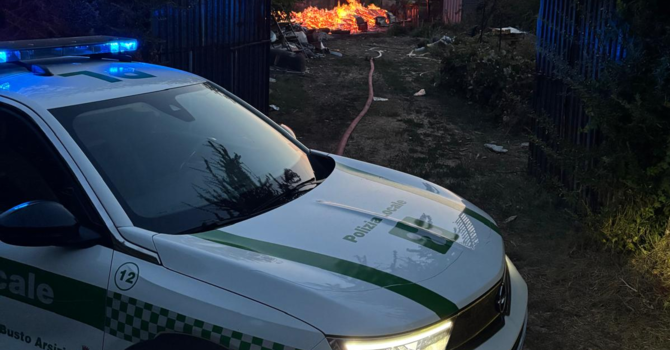 Fiamme al confine tra Busto Arsizio e Magnago Fiamme al confine tra Busto Arsizio e Magnago