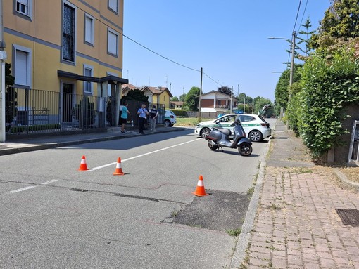 Incidente tra auto e motociclo in via Domodossola, nella zona di Borsano. Autista in fuga dopo lo scontro
