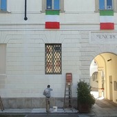 Busto, per il 25 aprile via le scritte dalla facciata del municipio