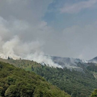 Incendi nel Vco, il fronte avanza: a Piedimulera il fuoco raggiunge il Pizzo Castello. A Calasca due fronti e 150 ettari in fumo
