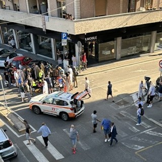 I primi soccorsi in via Carcano (foto inviata in redazione da una nostra lettrice)