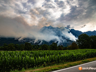 Alcune immagini dell'incendio pubblicata da OssolaNews.it Alcune immagini dell'incendio pubblicata da OssolaNews.it