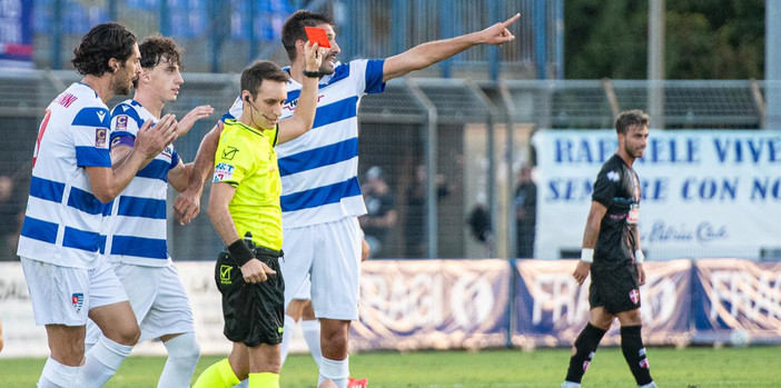 L'arbitro Iannello estrae il rosso per Masi. Lo farà anche con Giudici (foto Galbiati)