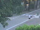 Blocca il traffico coi bidoni della spazzatura e lancia sassi contro le auto Blocca il traffico coi bidoni della spazzatura e lancia sassi contro le auto