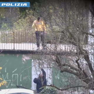 Spaccio con "lancio" della droga dal terrazzo. Due pusher arrestati dalla polizia di Busto