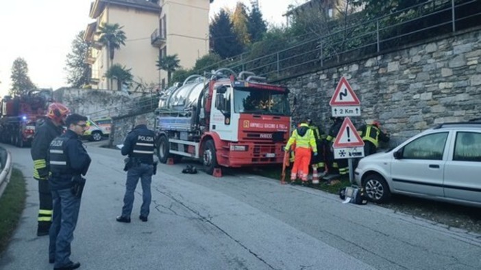 Incidente mortale a Baveno: l'uomo avrebbe tentato di fermare il camion per evitare altre auto Incidente mortale a Baveno: l'uomo avrebbe tentato di fermare il camion per evitare altre auto