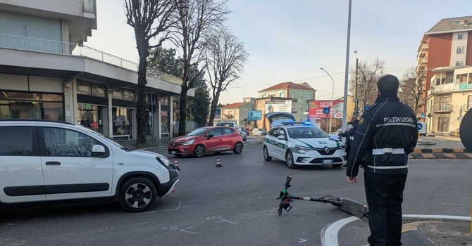 Busto, scontro tra auto e monopattino ai Tre ponti. Giovane finisce all’ospedale