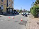 Incidente tra auto e motociclo in via Domodossola, nella zona di Borsano. Autista in fuga dopo lo scontro