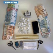 Il materiale sequestrato dalla polizia di Stato di Gallarate