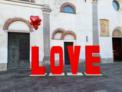 L'installazione &quot;Love&quot;, oggi a Cajello, domani a Crenna, poi ad Arnate e in centro