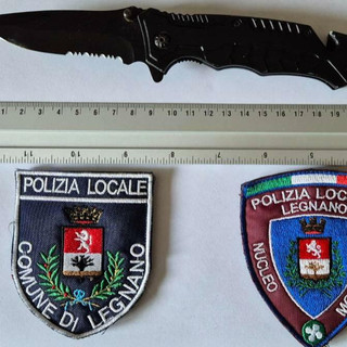 Controlli della Polizia Locale a Legnano, due denunce: coltello e fuga in monopattino