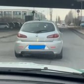 Il mezzo in fuga, inquadrato dall auto della Polizia Locale Il mezzo in fuga, inquadrato dall auto della Polizia Locale
